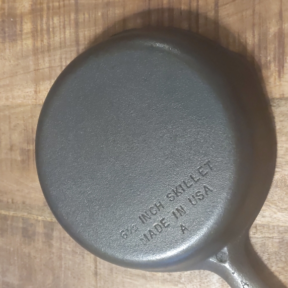 Vintage Unmarked Wagner Cast Iron Skillet, #3 - Picture 10 of 12
